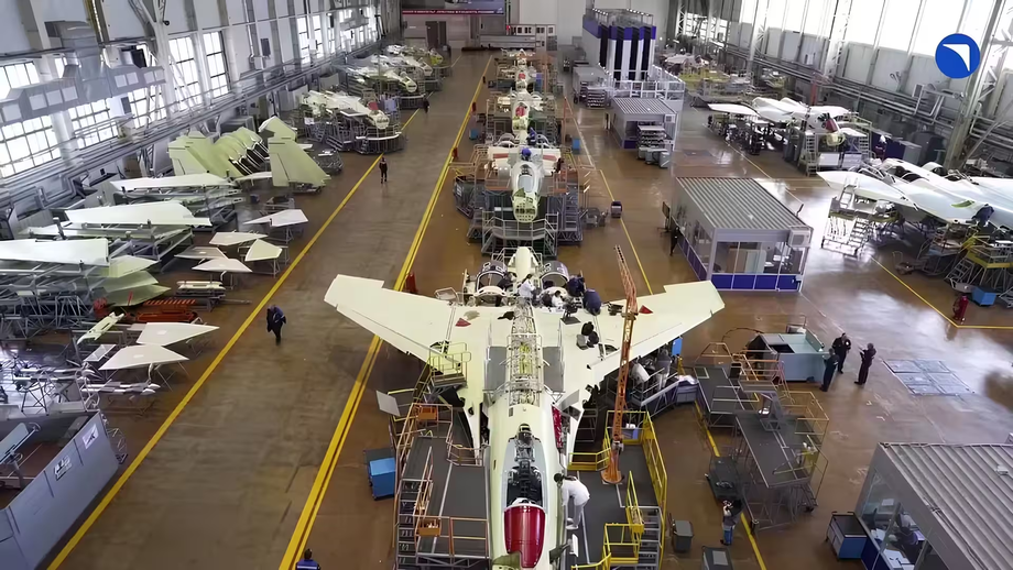  Ensamblaje del Su-57 y el Su-35S 