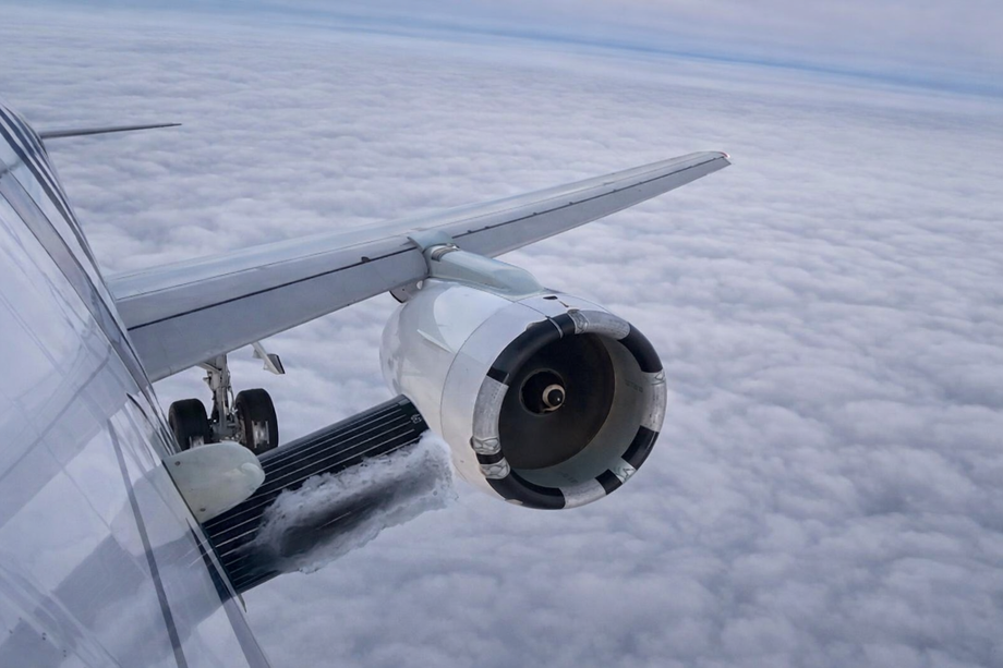 Обледеневший пилон двигателя ПД-14 на МС-21-310