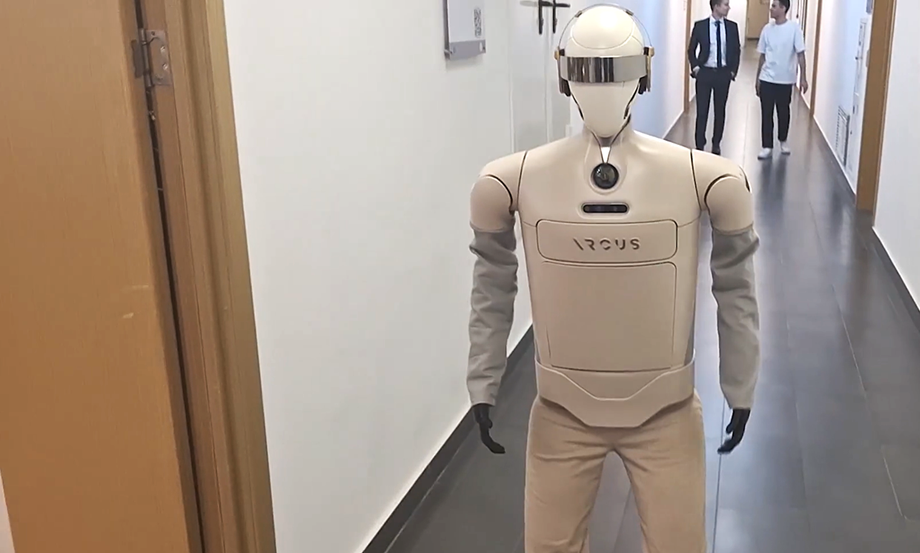 Robot humanoide de mensajería "Arkus"