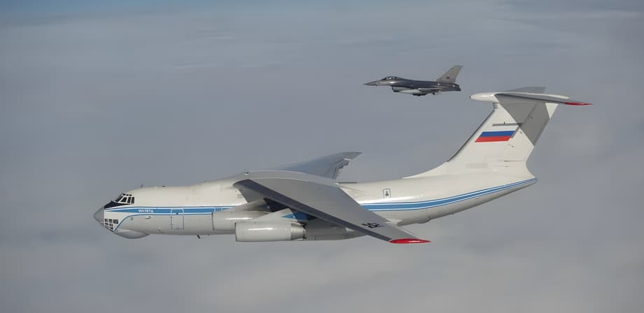 Il-76TD con un F-16AM de fondo