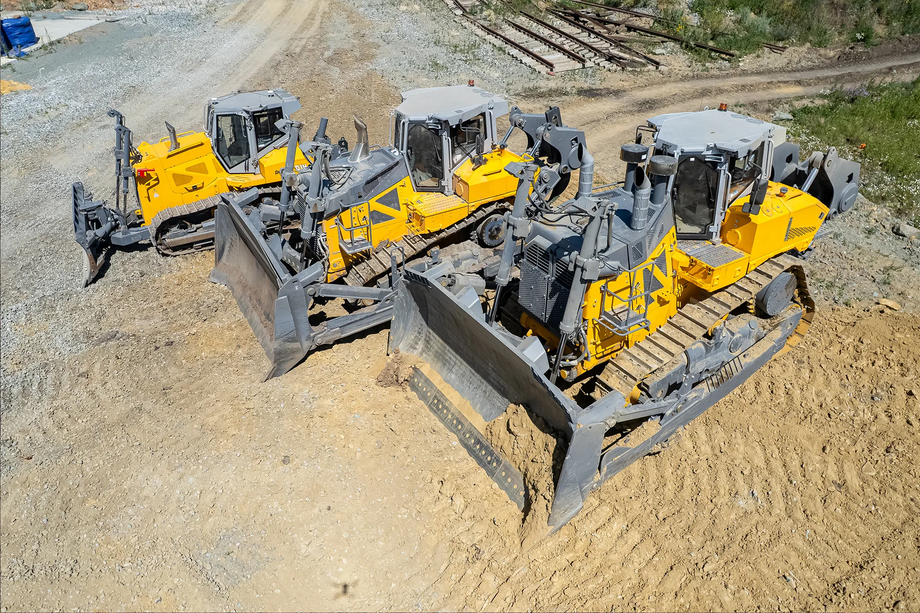 Bulldozers of the D series produced by the Chelyabinsk plant "DST-URAL", the largest of them is D40