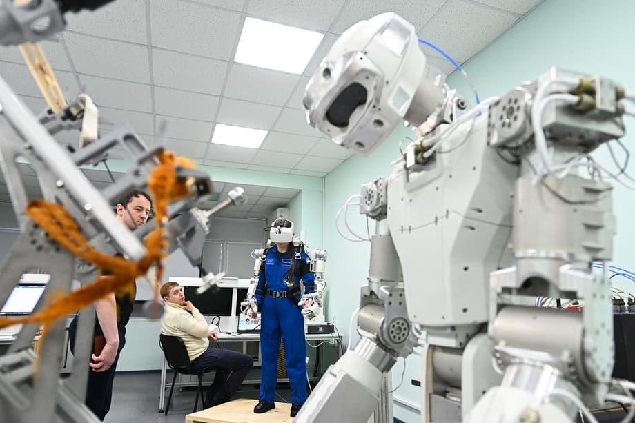 La astronauta Anna Kikina controla el robot "Teledroid" con un exoesqueleto