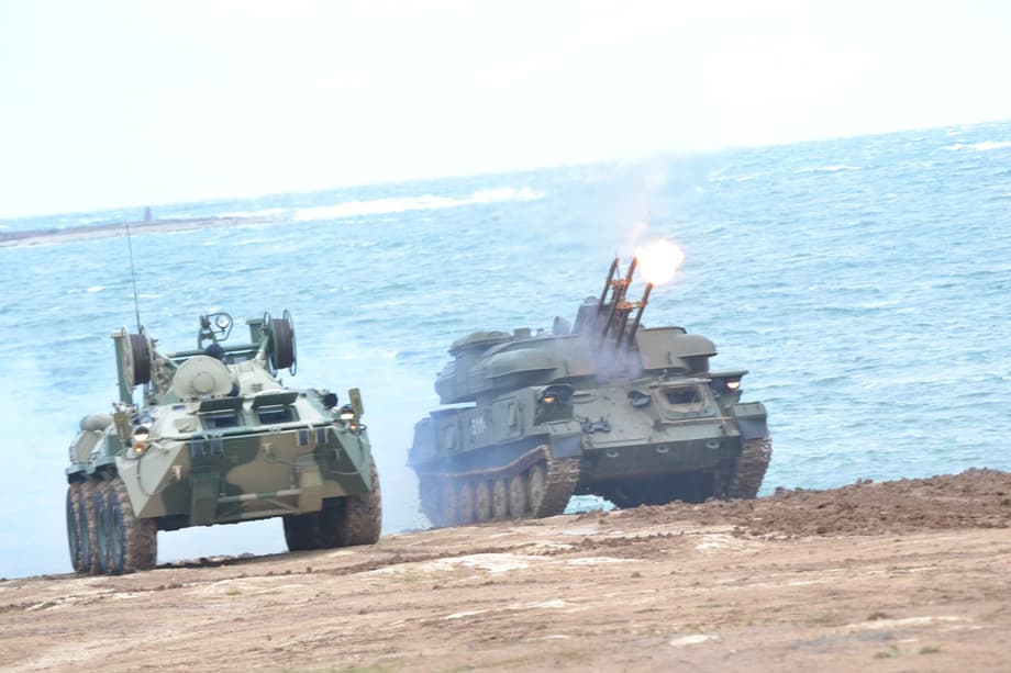 ZSU-24 «Shilka» sobre plataforma de orugas (derecha)