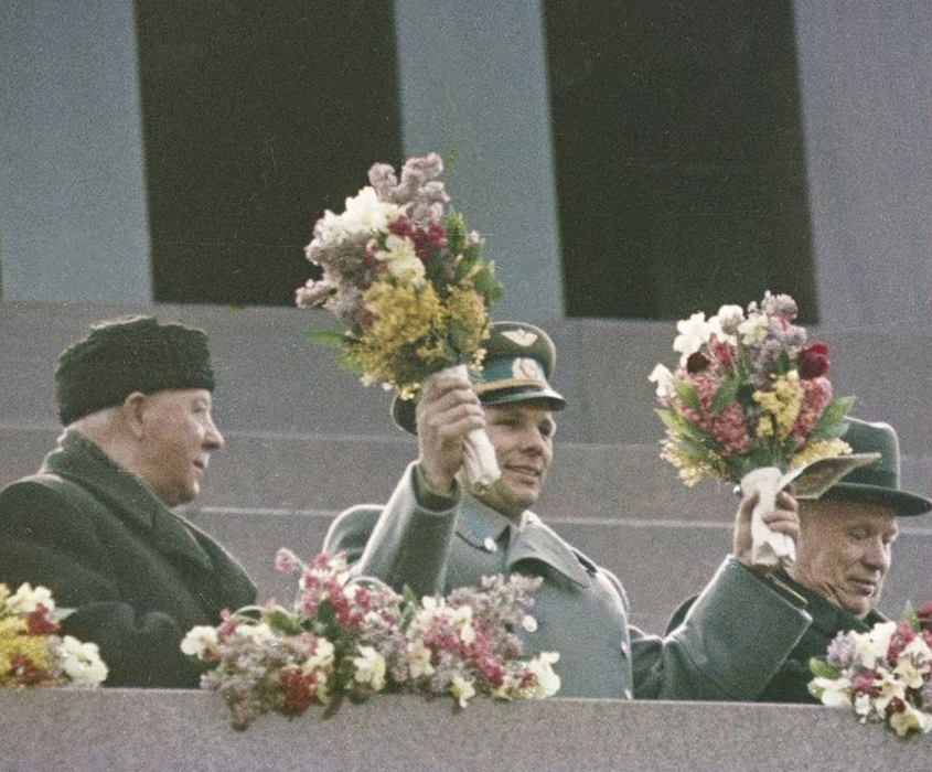 Гагарин с цветами