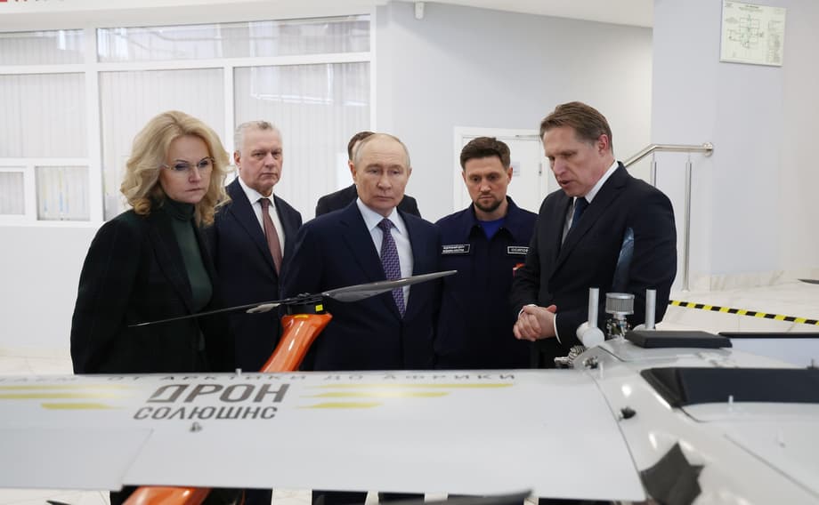 Владимир Путин осматривает БПЛА для медицинских нужд