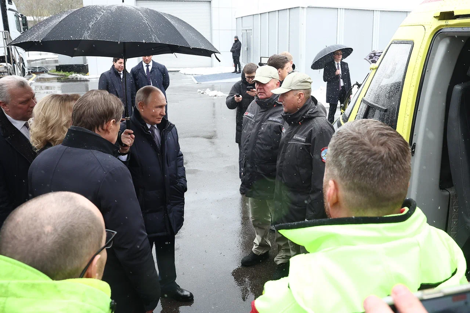 Президент России Владимир Путин осматривает вертолёт «Ансат»