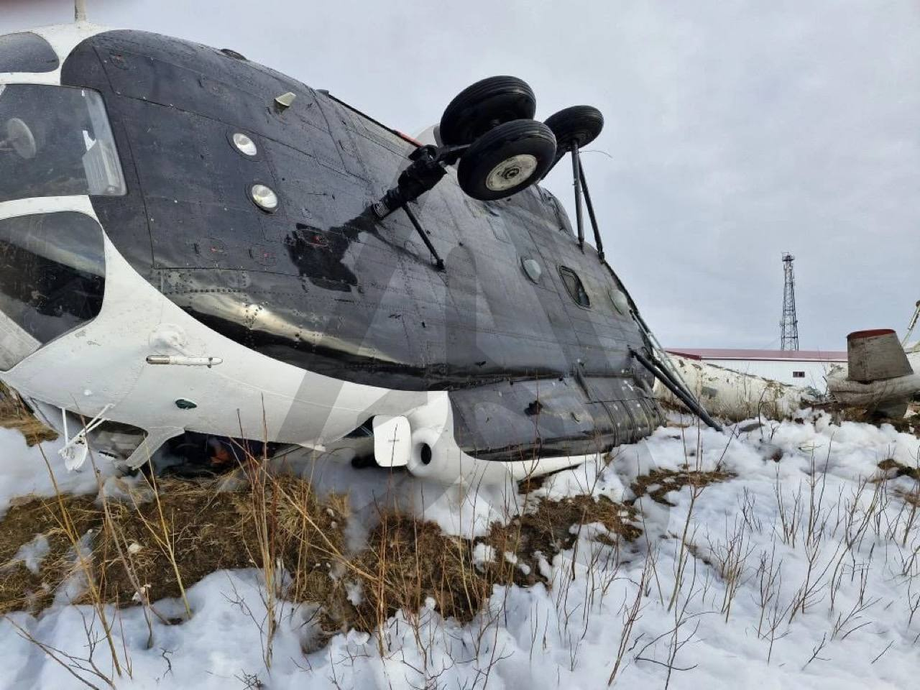 Ми-8Т (RA-22909) лежит после аварии на правом борте 