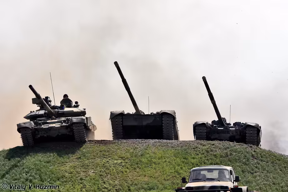 Танки Т-90С, Т-80У и Т-90А 