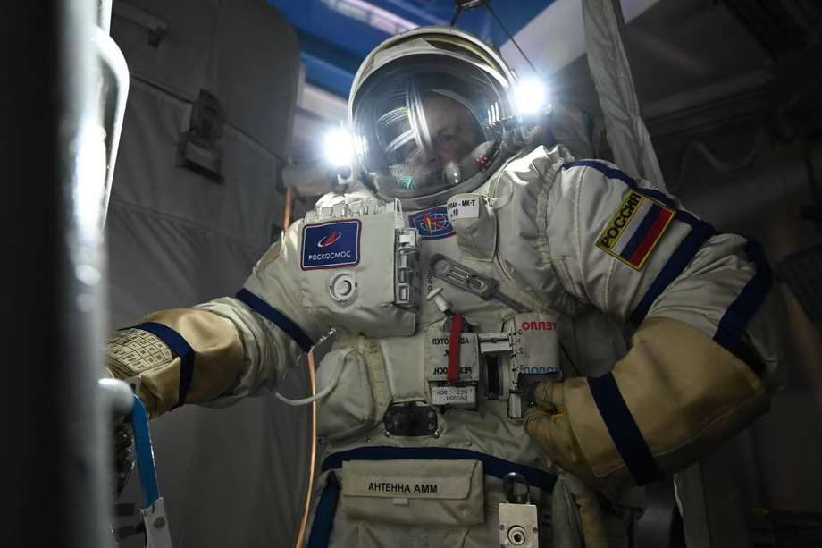  Работа космонавтов в скафандре «Орлан-МКС» №7 на тренажере «Выход-2» 