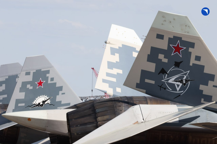 Хвостовое оперение Су-75 Checkmate на фоне задней части сопел двигателя истребителя Су-57Д 