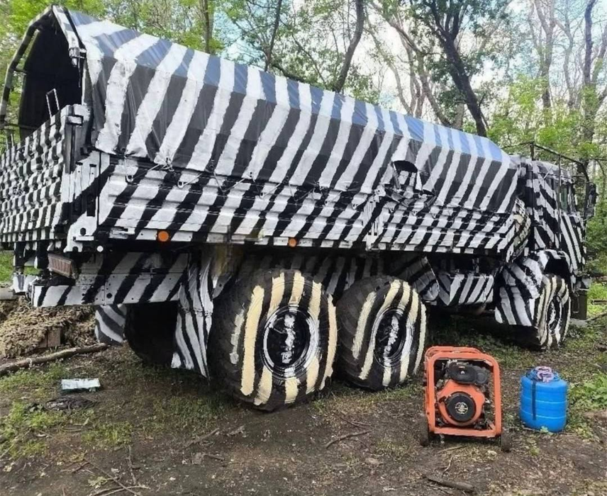 Чёрно-белый камуфляж на военном грузовике КАМАЗ