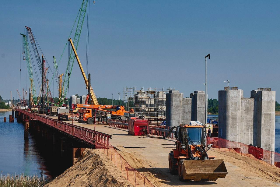 Возведение опор моста через реку Шоша