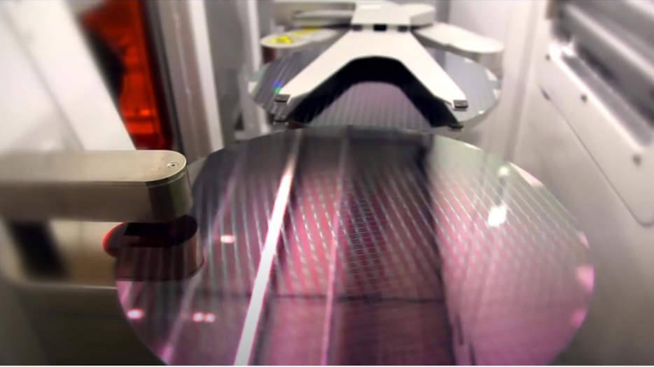 Пластина с чипами памяти