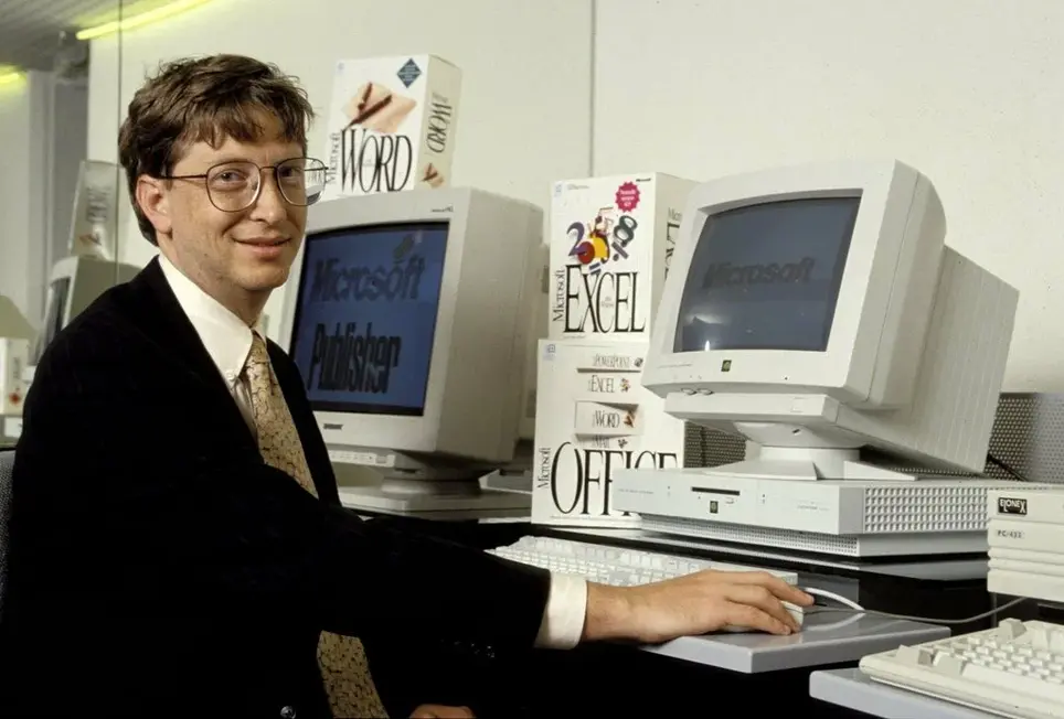 Bill Gates frente a un ordenador con Windows