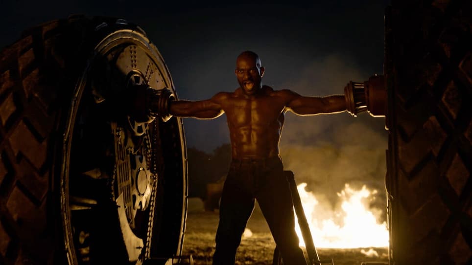 Michael James Shaw como Axel