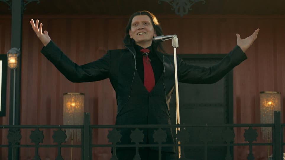 Anthony Carrigan como Calypso