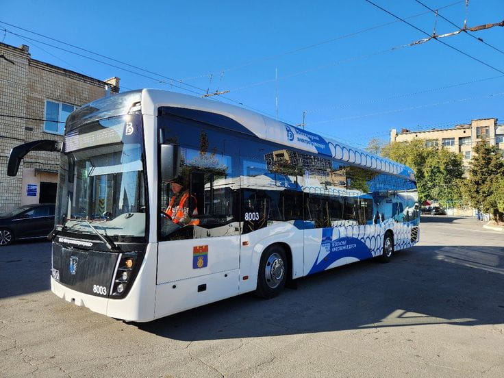 По волгоградским улицам курсируют вот такие белые КАМАЗ-6282 с синим узором
