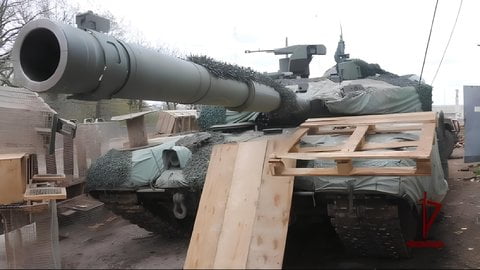 Т-90 с импровизированной накидкой на стволе