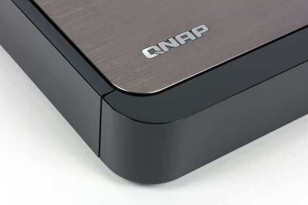 Внешний вид QNAP HS-210 Внешний вид QNAP HS-210