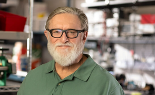 Гейб Ньюэлл посетил больницу, чтобы проведать фаната, и организовал благотворительные гонки. Босс Valve вызывает восхищение у игроков