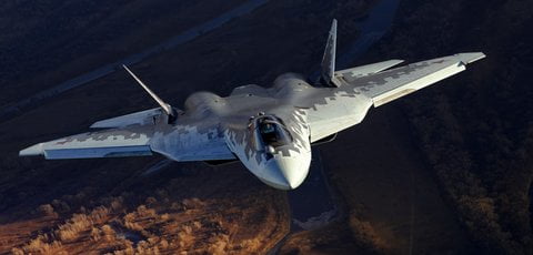 Российский Су-57Э работает по воздушным, наземным и морским целям днем и ночью с применением современного и перспективного управляемого и неуправляемого вооружения