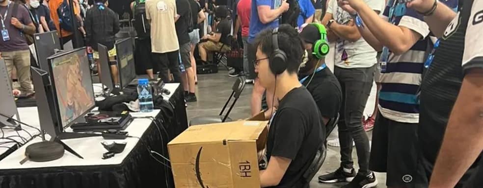 Игрок на турнире по Street Fighter V использовал картонную коробку, чтобы противник не видел его рук с контролером