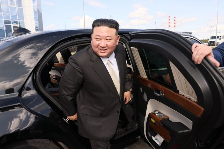 Ким Чен Ын осматривает «Аурус Сенат»