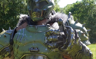 Девушка построила броню из DOOM The Dark Ages и прогулялась в новом образе