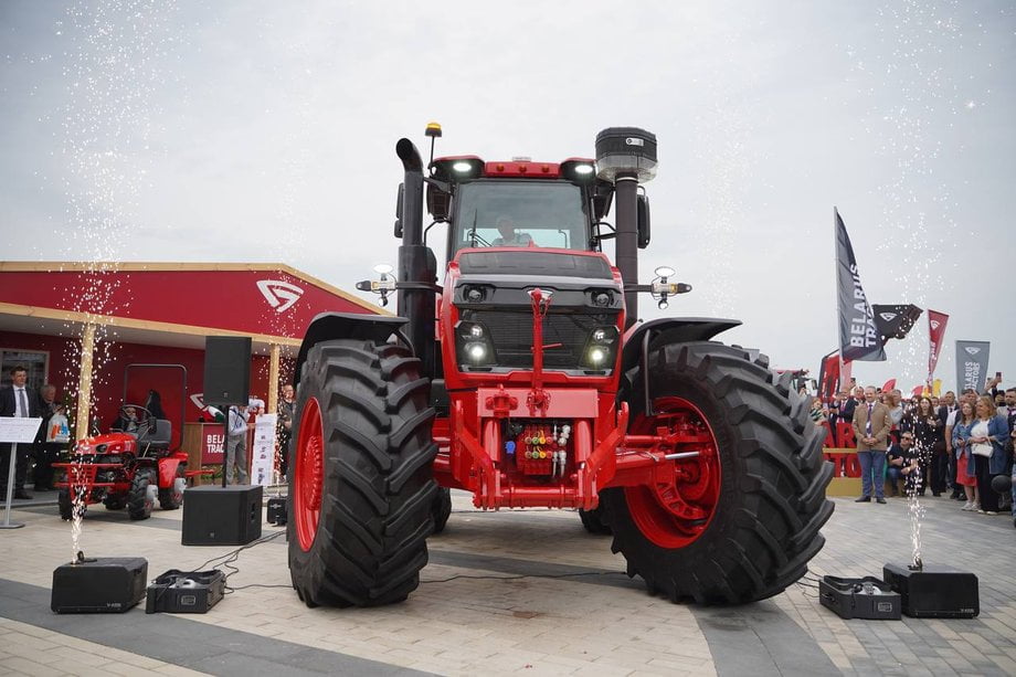 BELARUS 5425 Titan