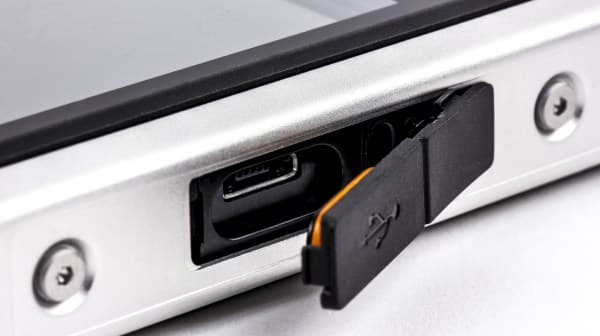 Дизайн телефона Cat B100