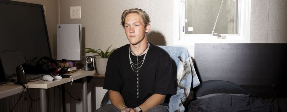 Постоянная критика маскулинности доводит многих мужчин до порно и компьютерных игр, считает сенатор США