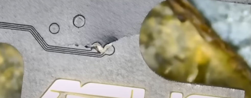 Огромные RTX 4090 настолько тяжёлые, что собственный вес может ломать их процессе эксплуатации