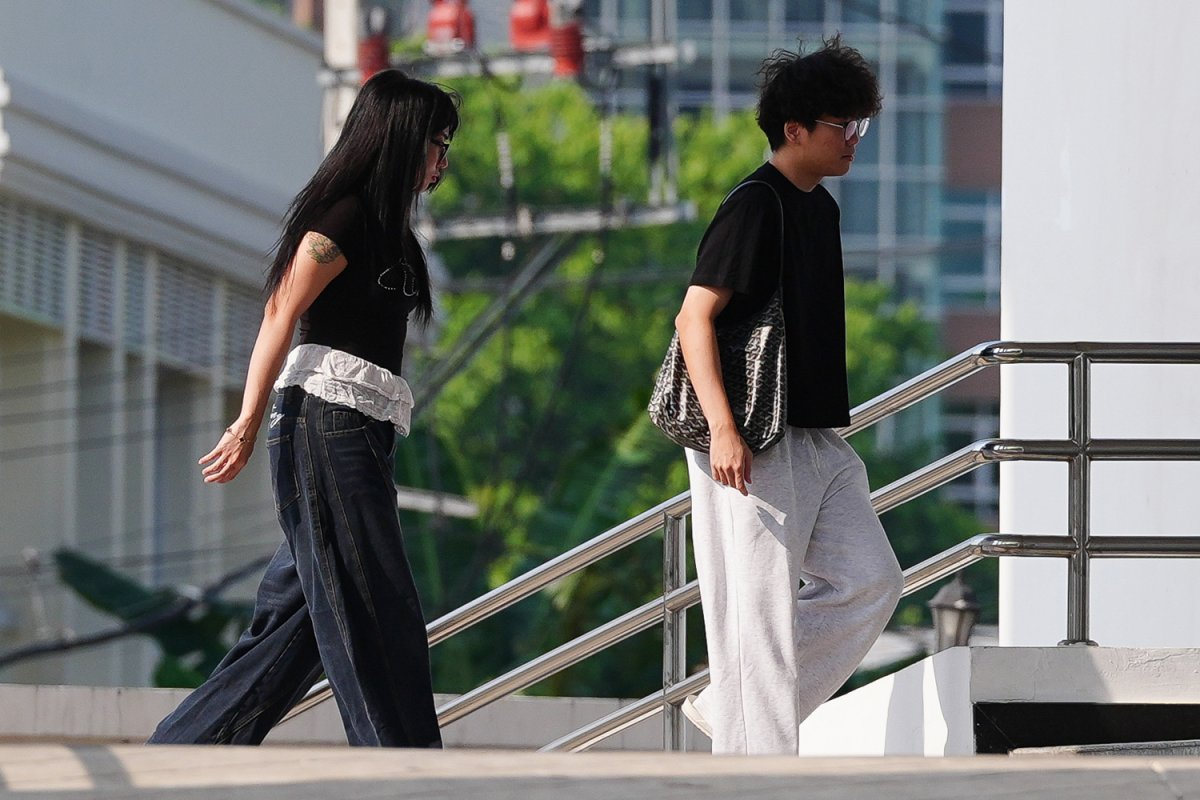 Изображение девушки и элементов киберспортивного турнира