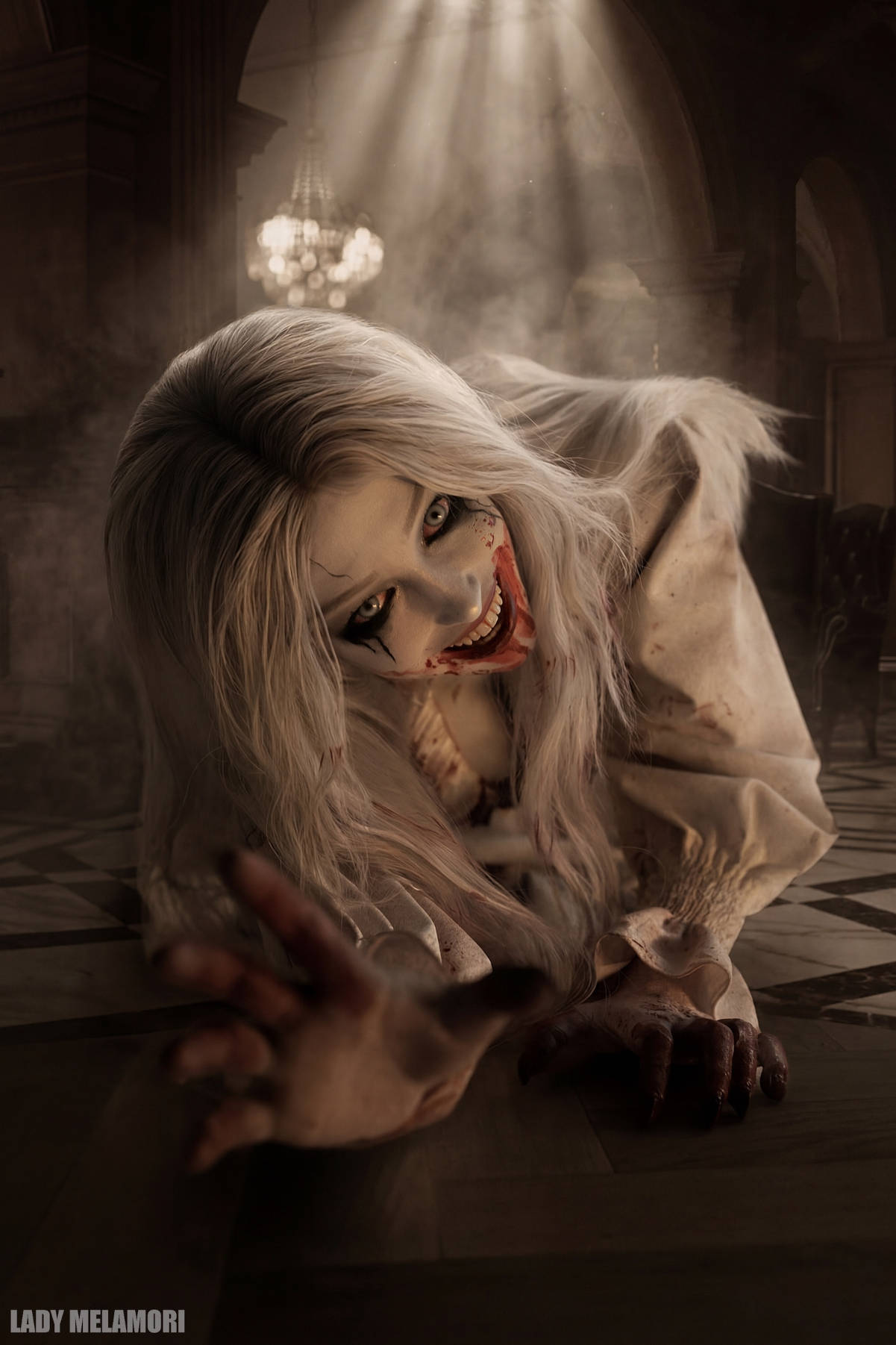 Селена Кори после заражения Т-вирусом, демонстрирующая мощный крик