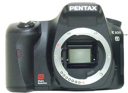 Pentax K100. Вид спереди