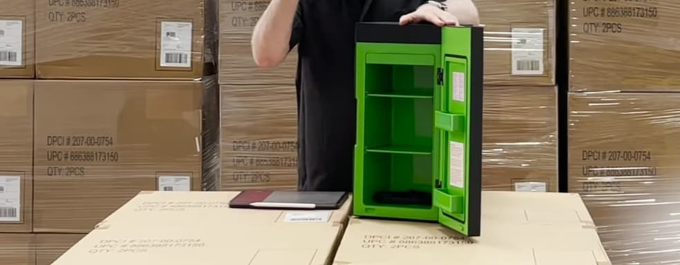 Холодильник Xbox Series X крупным планом. Представлена распаковка устройства от производителя