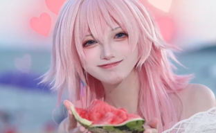 Honkai Star Rail heroines have fun on the beach. Chinese women showed a massive cosplay of miHoYo characters