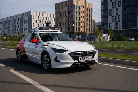 Беспилотный автомобиль компании Яндекс на улицах Москвы