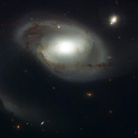 Галактика NGC 4319 и квазар Маркарян 205
