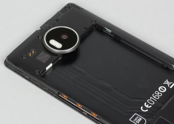 Конструкция Microsoft Lumia 950 XL