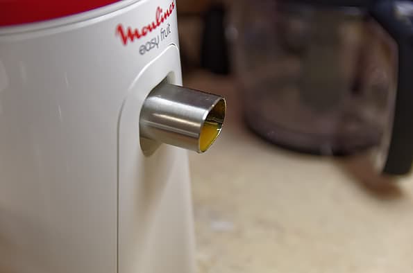 имеется возможность придать желобу для слива меньший наклон, чтобы сок не капал на рабочую поверхность