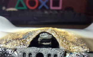 Похоже, геймпад DualSense воспламенился и расплавился. Геймер показал, во что превратилось устройство Sony