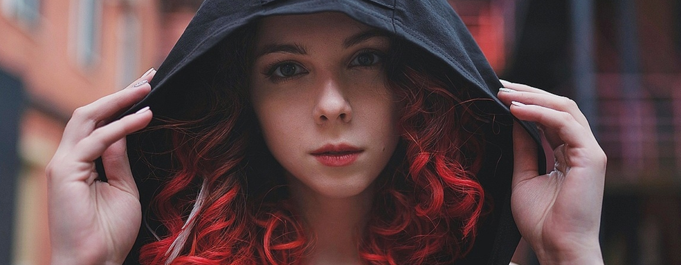 Голос GamesVoice захватили и озвучивают порнографию. Алёна Андронова лишилась работы и судится с Тинькофф