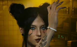 В Cyberpunk 2077 2.12 нашли новый секрет с разработчиками. В CDPR уже почти не верили, что фанаты найдут его сами