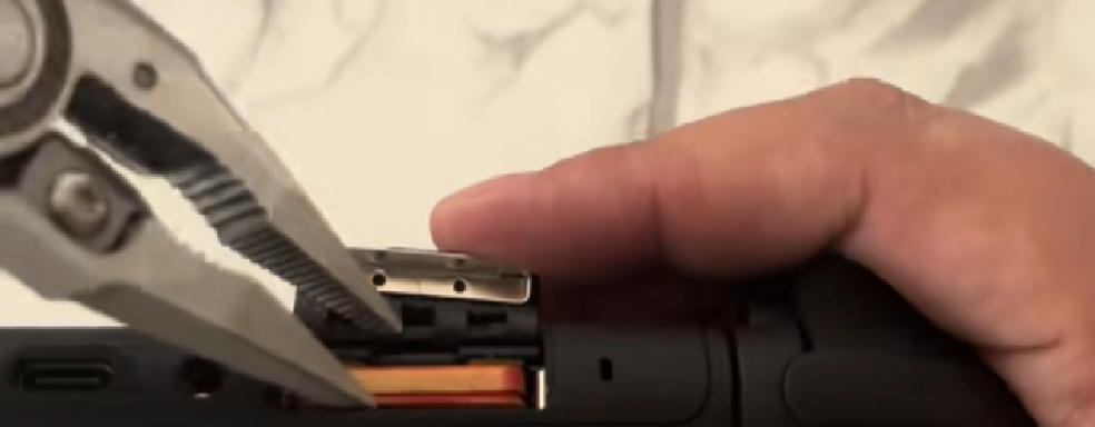 Блогер чуть не сломал Switch 2 — потребовалось проводить операцию, чтобы извлечь покрашенный картридж Donkey Kongs Bananza