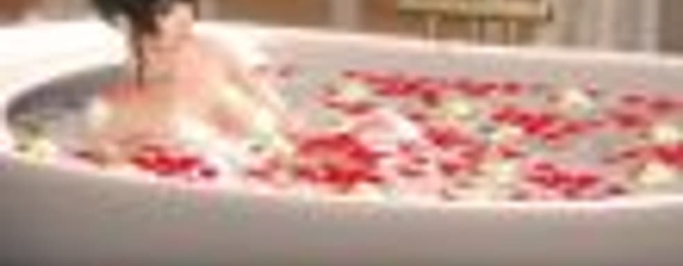 Сексуальные девушки в пене для ванны в ролике Dead or Alive Xtreme: Venus Vacation