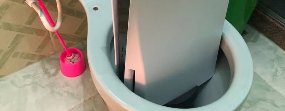 Известный инсайдер запихнул PS5 в унитаз — так он решил пошутить над теми, кого разозлил анонс ПК-версии God of War