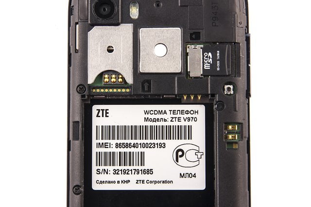 Слоты SIM-карты, карты памяти и разъем батареи коммуникатора Обзор ZTE V970. Слоты SIM-карты, карты памяти и разъем батареи коммуникатора