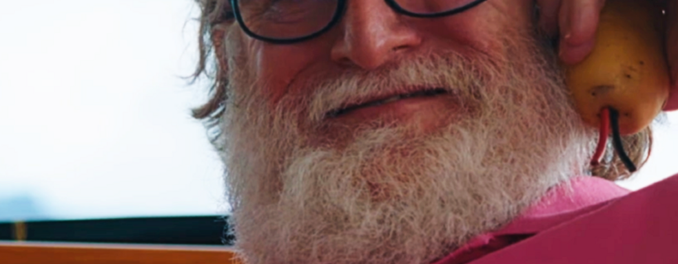 В озвучку Half-Life 2 попал Гейб Ньюэлл. Пение босса Valve подошло на удивление хорошо