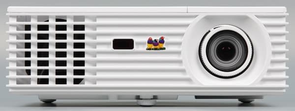 DLP-проектор ViewSonic PJD7822HDL, вид спереди DLP-проектор ViewSonic PJD7822HDL, вид спереди